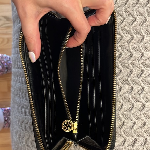 Authentic Tory Burch patent leather wallet - Picture 7 of 8